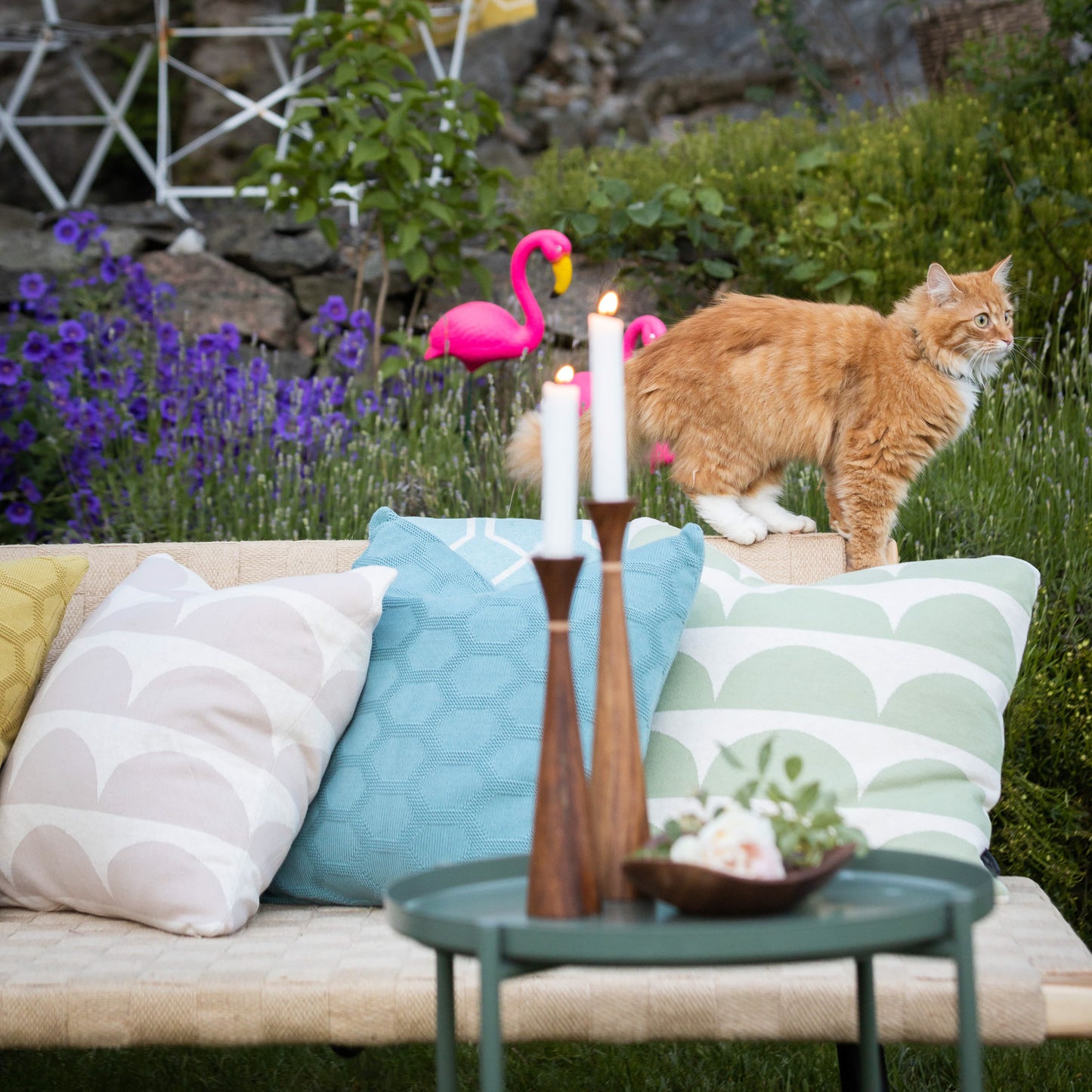 Funky doris pillows mix mit katze im garten auf bank dekoriert