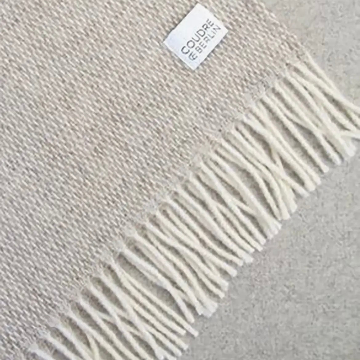 Kuschlige Wolldecke beige